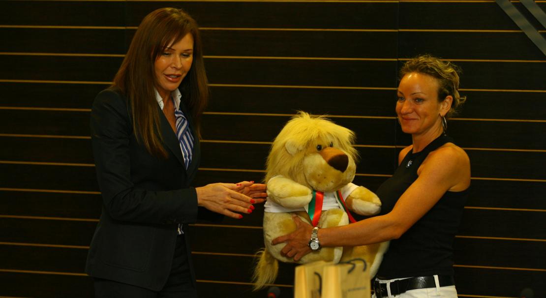 ПИБ връчи лъвчета - талисмани за Олимпийските игри в Пекин на Мария Гроздева и Ирена Танова
