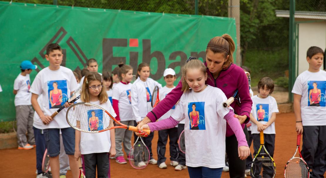 Fibank зарадва деца с урок по тенис с Цвети Пиронкова