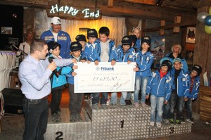 Една от най-хубавите награди бе чекът за близо 20000 лв., който Васил Христов, Изпълнителен директор на Fibank, връчи на децата от ски училище Юлен. 