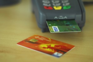 С Visa Electron освен в търговската мрежа можете да плащате без допълнителни такси и в интернет – да я регистрирате в PayPal например.