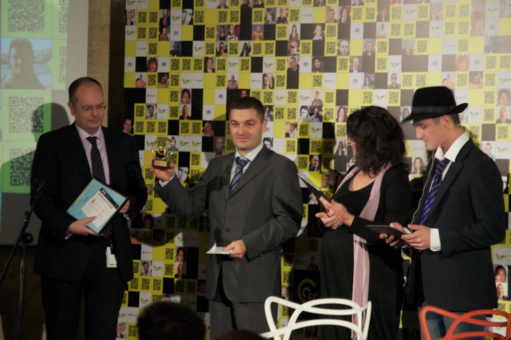 Васил Христов, изпълнителен директор на Fibank, получава наградата от Георги Ранделов, изпълнителен директор на „Майкрософт България”