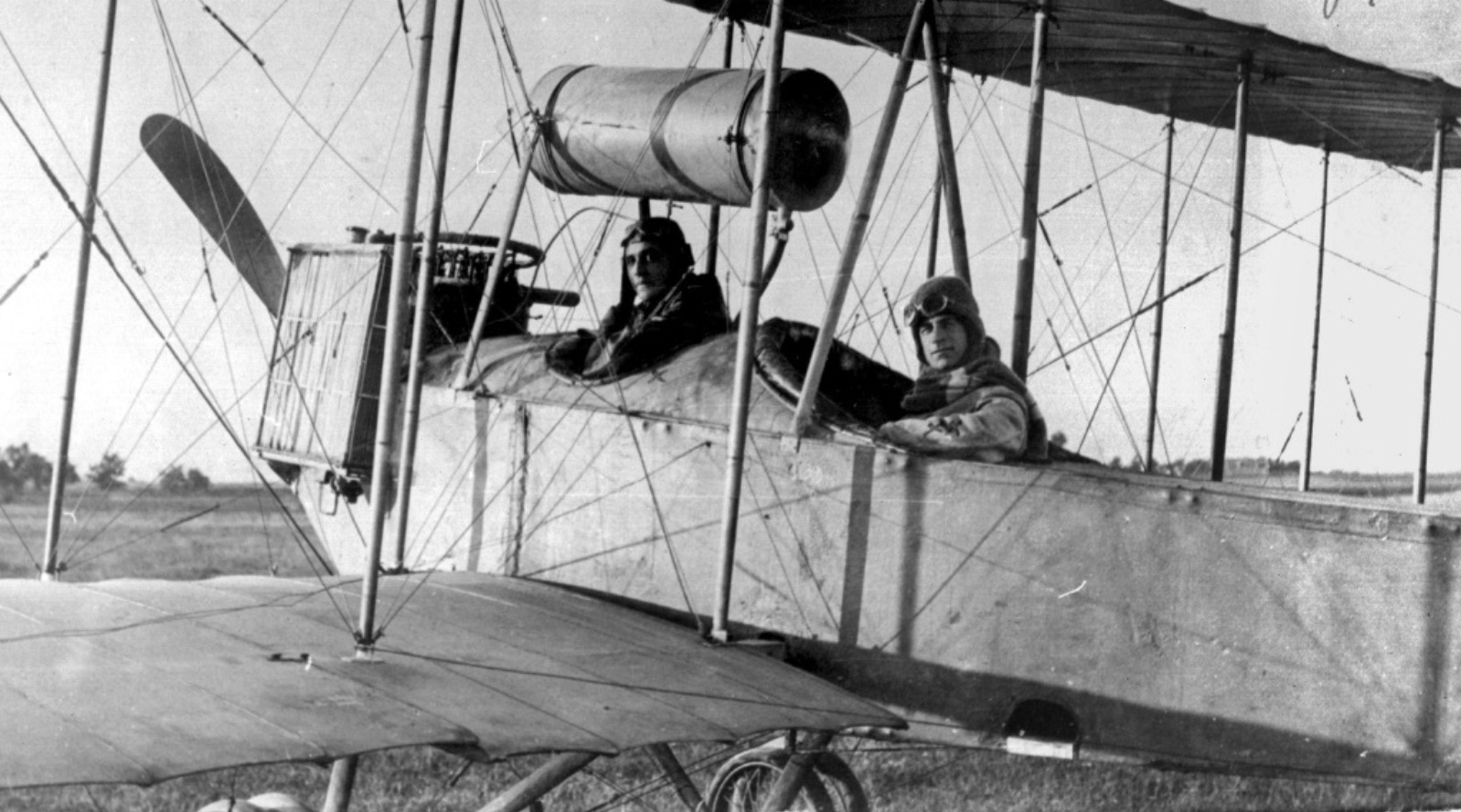 Радул Милков и Асен Йорданов в самолета на конктруктора, 1915 година