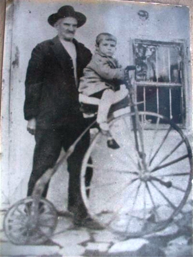 Гено Стоянов с внука си Евгений, 1933 г.