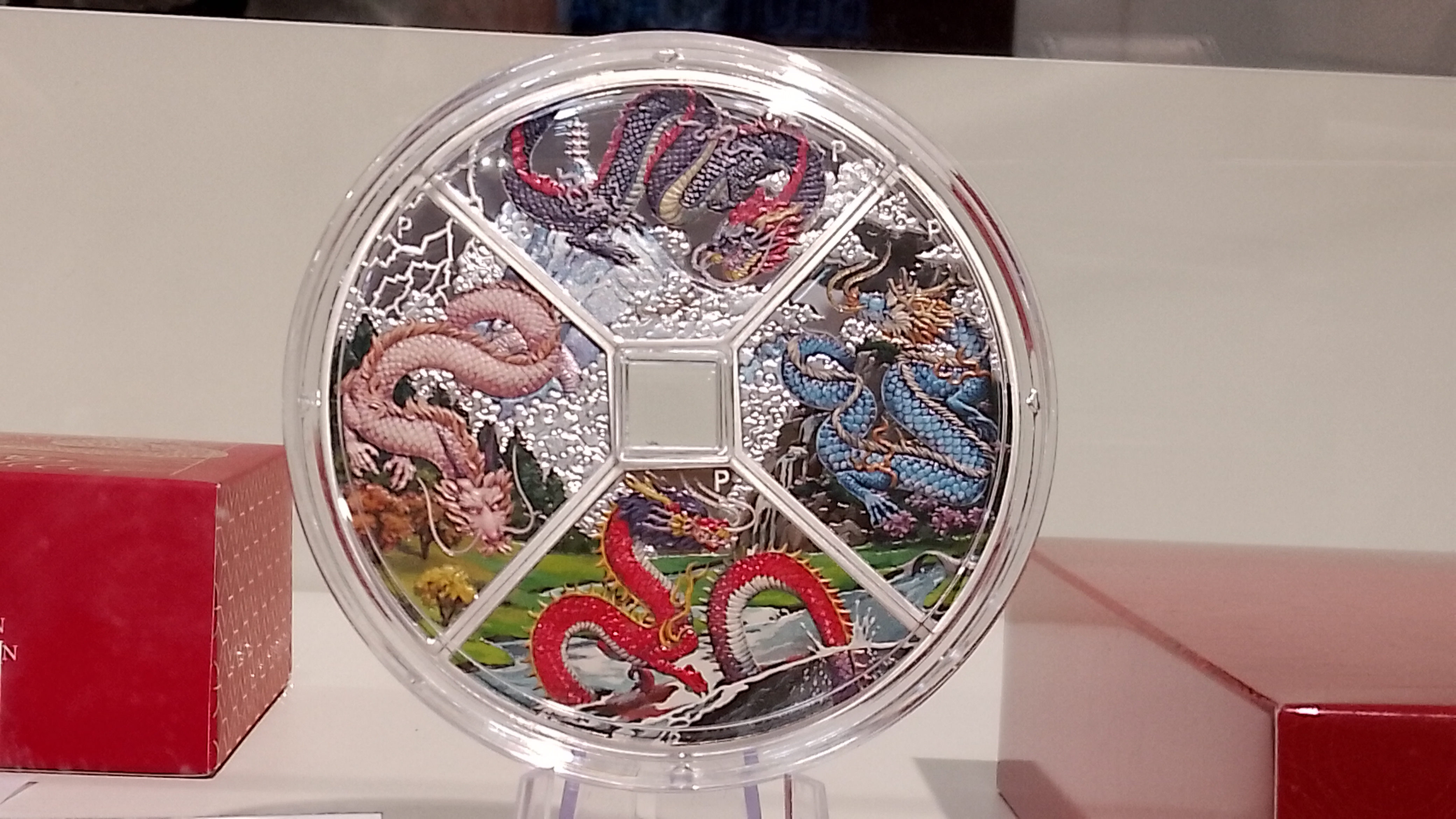 Многоцветната сребърна монета за Годината на дракона